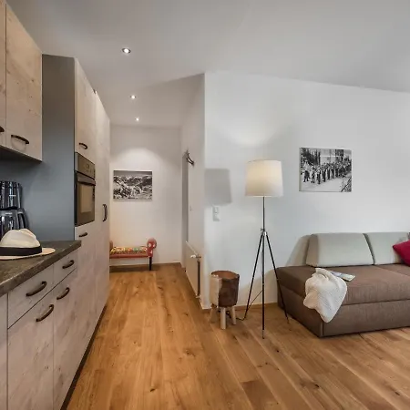 Ladinger, Apartment *